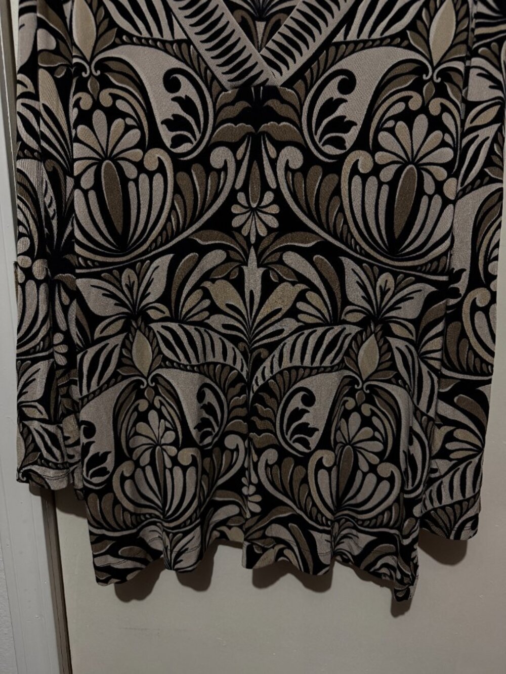 Chico's Size 3 XL Black Beige Paisley Scroll V-Neck Long Sleeve Tunic Top - Picture 4 of 16